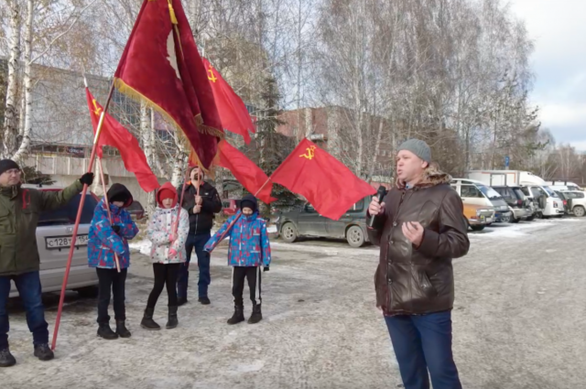    Под Новосибирском жители вышли на митинг, требуя социальных изменений
