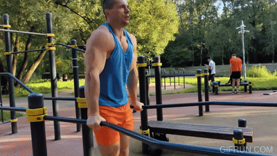 подъемы ног с разведением