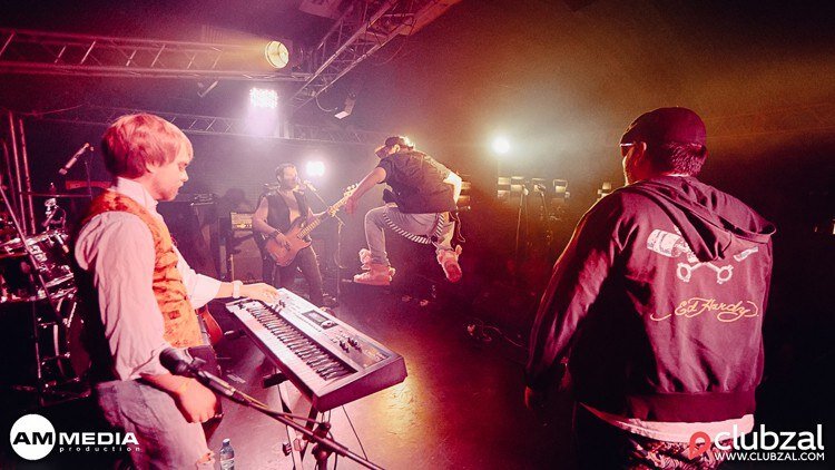 Источник: clubzal.com. Выступление на разогреве у Red Elvises