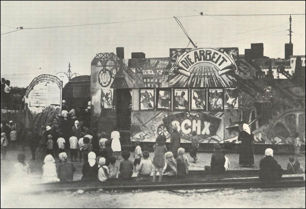 Агиттрамвай на Страстной площади в Москве 7 ноября 1918 года. Источник изображения: lobgott.livejournal.com