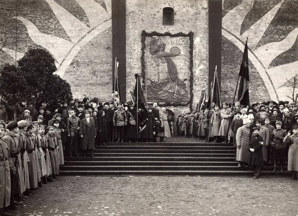 Открытие революции. Павшим за мир и братство народов Коненков. Мемориальная доска «павшим за мир и братство народов». Коненков доска павшим в борьбе за мир и братство народов. Парад Октябрьской революции 1927.