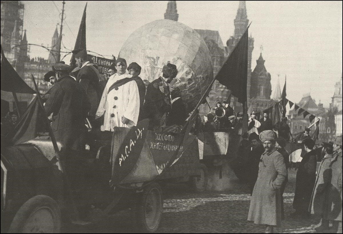 1 мая 1918. Москва, 7 ноября 1918 года.. Демонстрация 1 мая 1918 года Москва. Красная площадь 7 ноября 1918 года. Парад Октябрьской революции 1927.