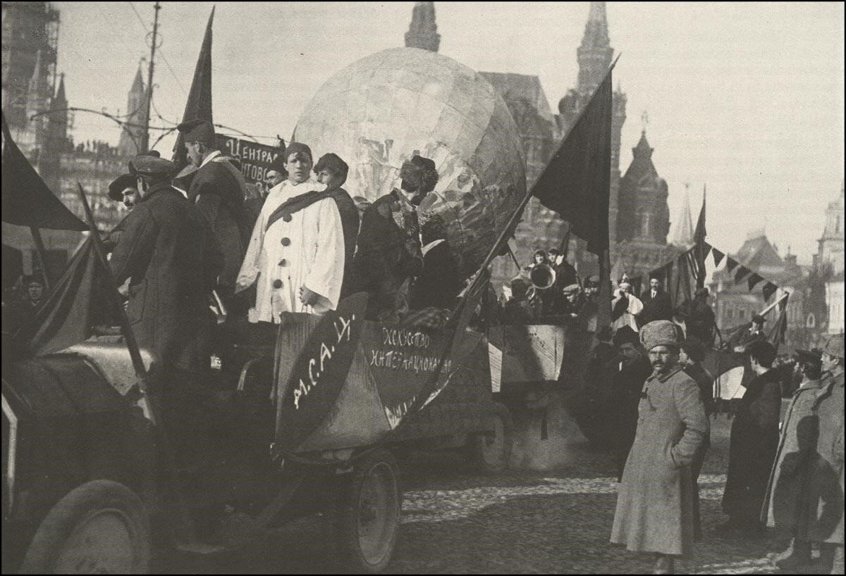 В 1920 г в городе. Первомайская демонстрация 1918 на Ходынском поле. Демонстрация 1 мая 1918 года Москва. Парад на красной площади в Москве 7 ноября 1918. Пантомима Великой революции 7 ноября 1918 г Москва.