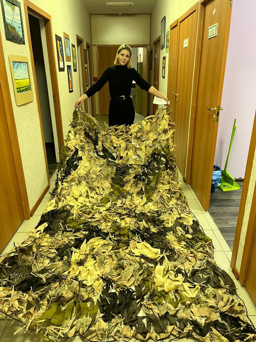 В каждой сети, в каждой ленточке, в каждом узелке любовь и забота многих женщин и они хранят наших воинов. 