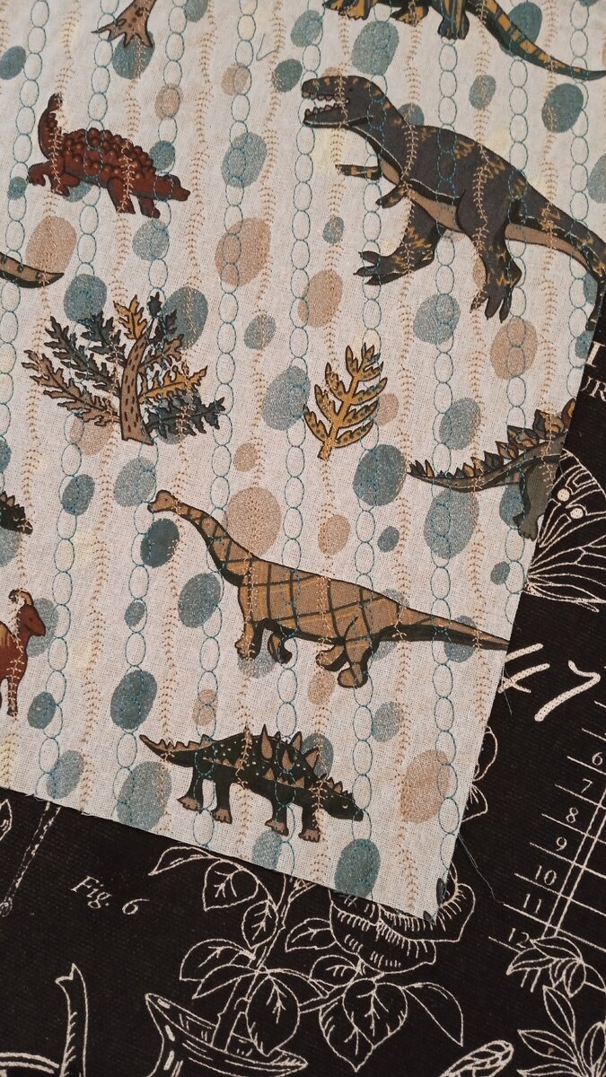 Мой любимый способ создания ланчматов - простегать три лоскута вместе и окантовать. Вот только не всегда дело доходит до конца. Эти динозавры ждут уже полгода.