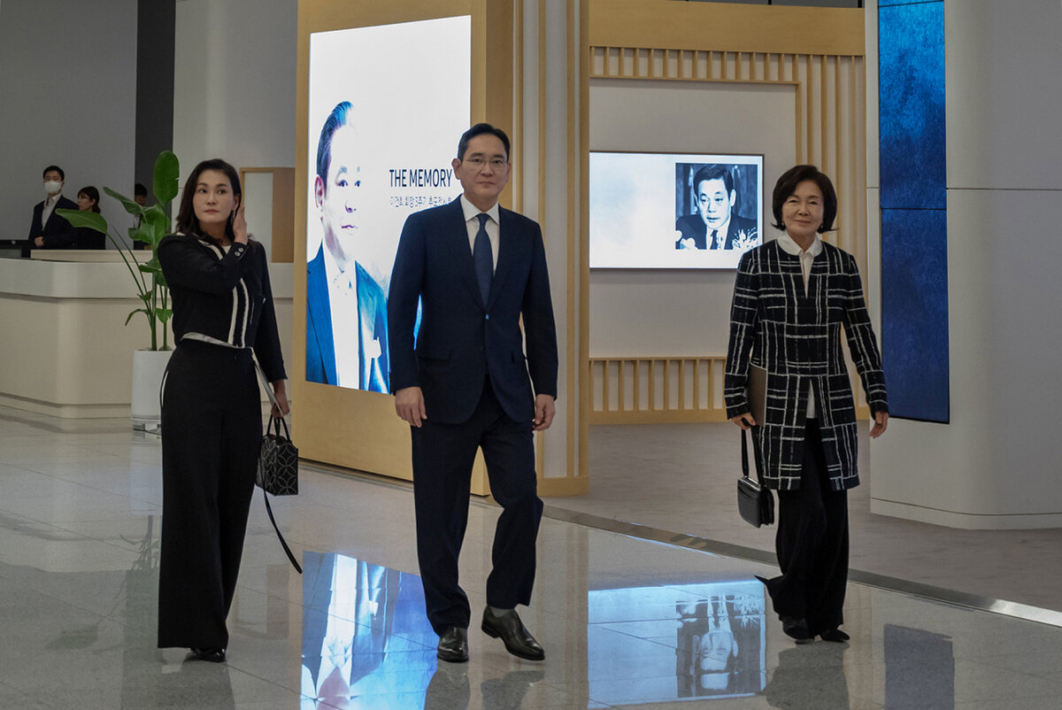Председатель  Samsung Electronics Ли Чжэ Ён (в центре) идет со своей матерью Хон Ра  Хи (слева от него) и одной из ее младших сестер Ли Со Хён (справа от  него) в концертном зале Samsung в Йонъине, провинция Кёнгидо, 19  октября. (Ренхап)