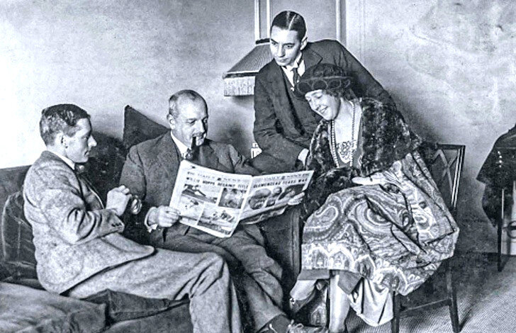 Муж писательницы Арчи Кристи, его друг, секретарь и Агата Кристи во время путешествия. 1922 год