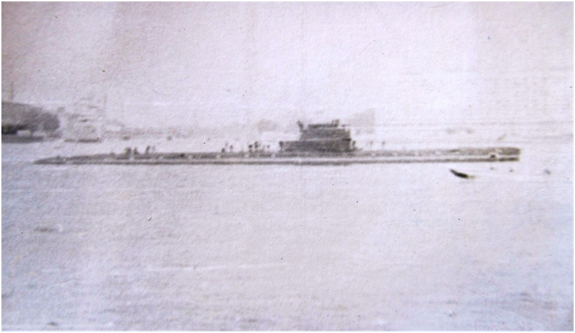 Подводная лодка на фоне крейсера «Авроры» и катера с подводными крыльями.  Личное фото. Промах с выдержкой или диафрагмой.