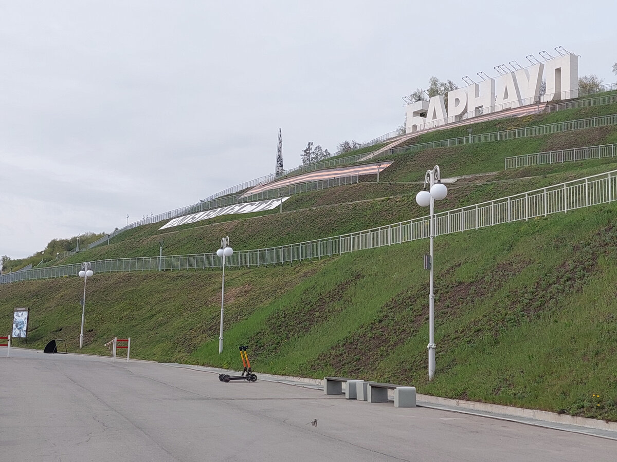 Огромные буквы на склоне Нагорного парка, которые видны при въезде в город. Фото автора.