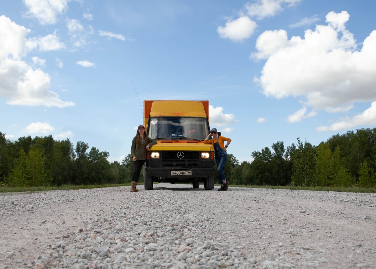 Работа водителем-перевозчиком большинством считается сугубо мужской, редко встречается женщина за рулём грузовой машины, да ещё и на межгороде...