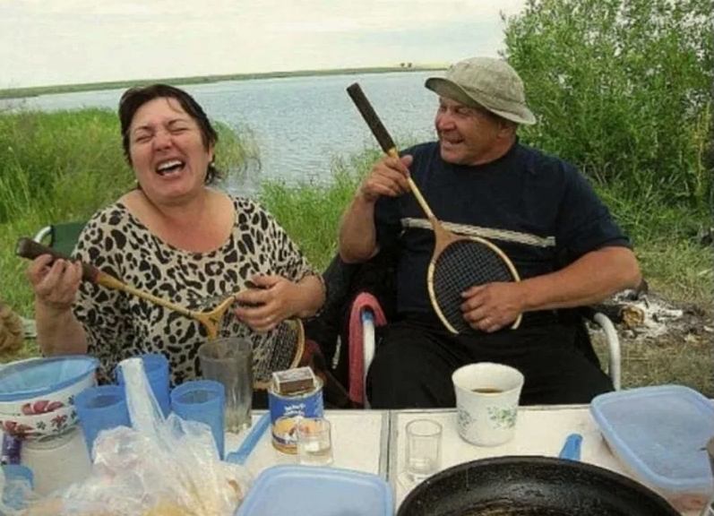 Сначала рыбачил. На рыбалке с женой. Веселая рыбалка. Муж и жена на рыбалке. Жена на рыбалке прикол.