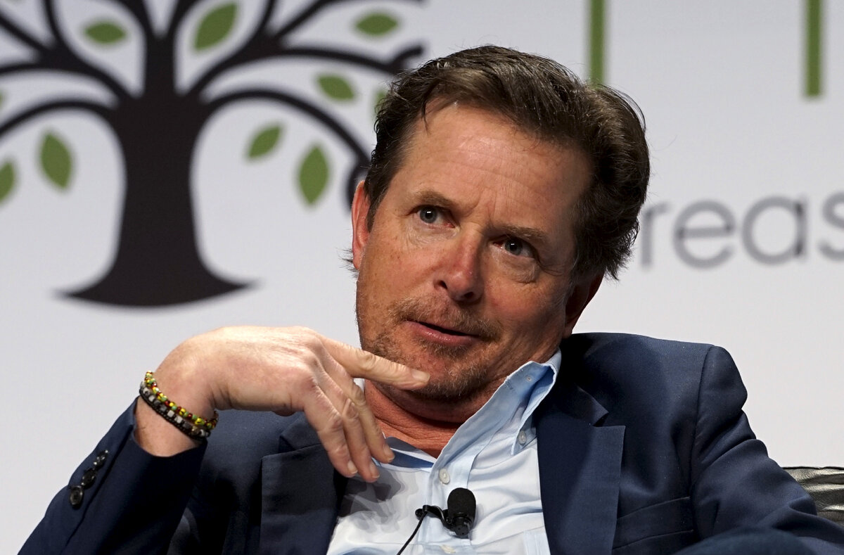 Актер Майл Джей Фокс, изветсный канадо-американский актёр кино и телевидения, писатель, активист, режиссёр кино и телевидения, кинопродюсер. Начал сниматься в 1970-х годах, но наибольшую известность получил за исполнение роли Марти Макфлая в фантастической трилогии «Назад в будущее»