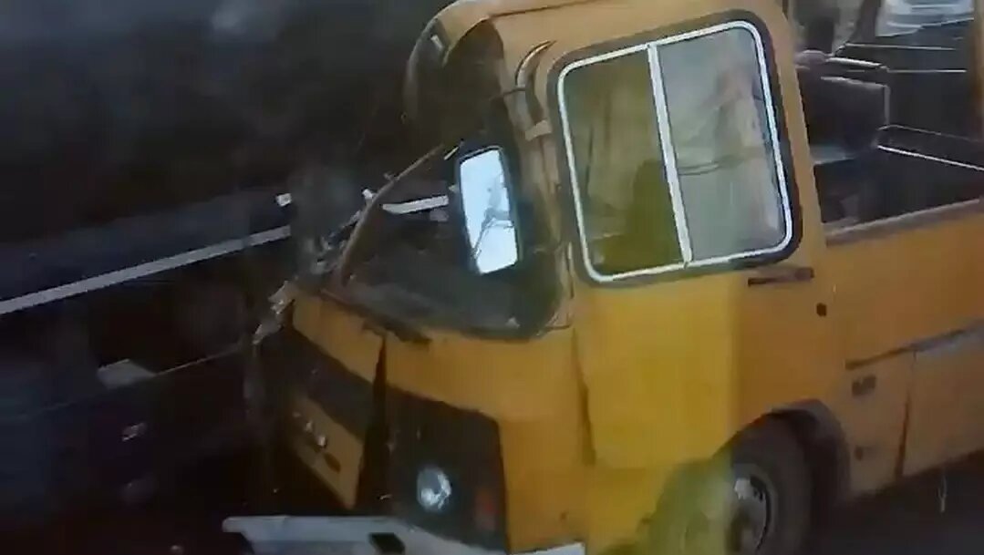     Грузовик врезался в автобус ПАЗ на участке московской трассы в Городищенском районе, сообщают очевидцы происшествия.