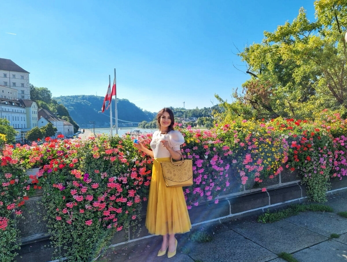 Лёля родилась в Костроме, выросла в Ставрополье, затем жила в Москве, а теперь уже 6 лет в Германии