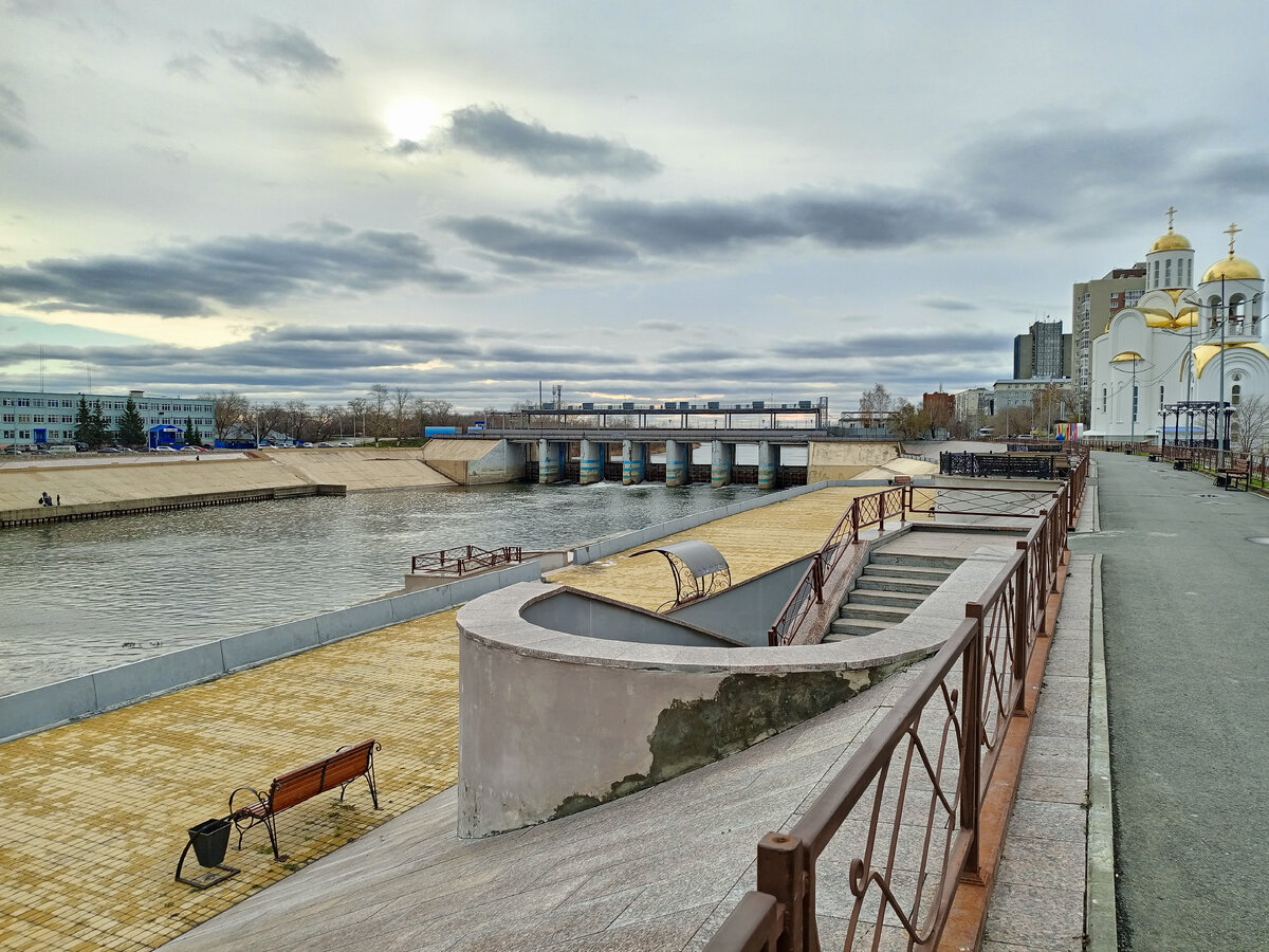 Набережная Тобола в Кургане. Фото автора. 