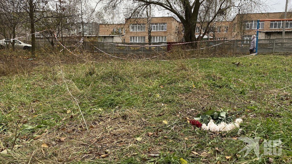    На месте убийства пристава Сергея Калужского живые цветы. Олеся ХАРИТОНОВА