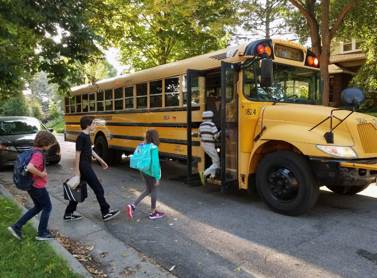 Go to school bus. Школьный автобус. Американский школьный автобус. Дети в школьном автобусе США. Школьный автобус в Англии.