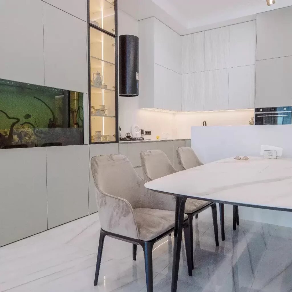 Обеденный стол и стулья коллекции Play из натурального дерева