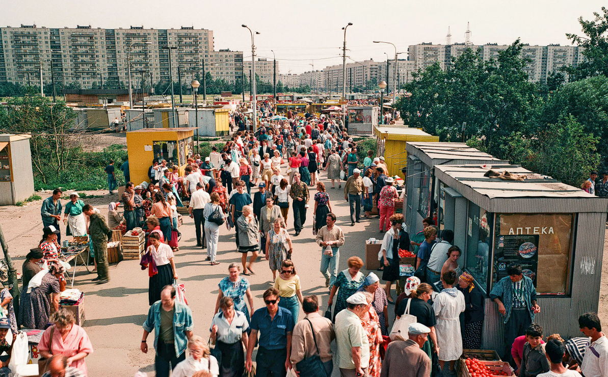 Культура 90х. Купчино метро район 1990 год. Метро Купчино 90-е. Метро Купчино 90-е рынок. Купчино метро 90е речка.