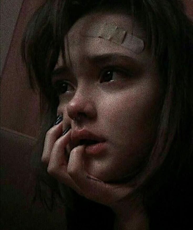 Девочка плачет. 