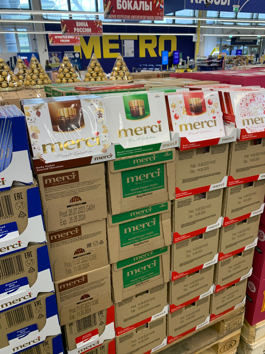 Новогодние подарочные конфеты и чай в жестяной красивой упаковке