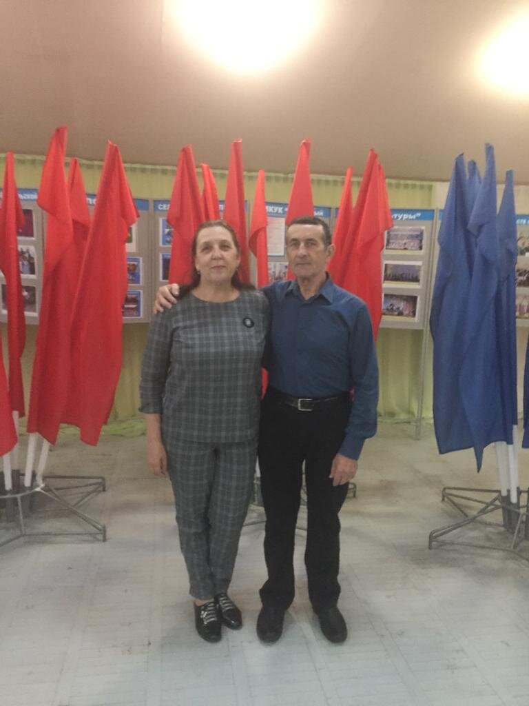 Мы с супругом в фойе перед концертом