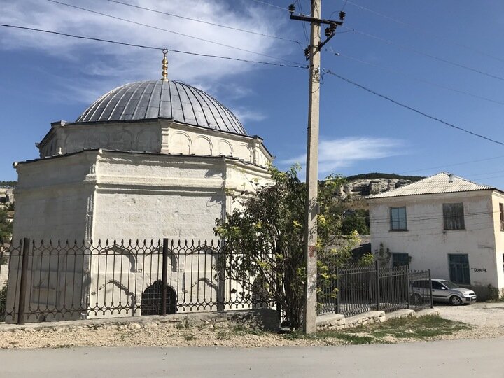     Мавзолей Диляры в Бахчисарае.