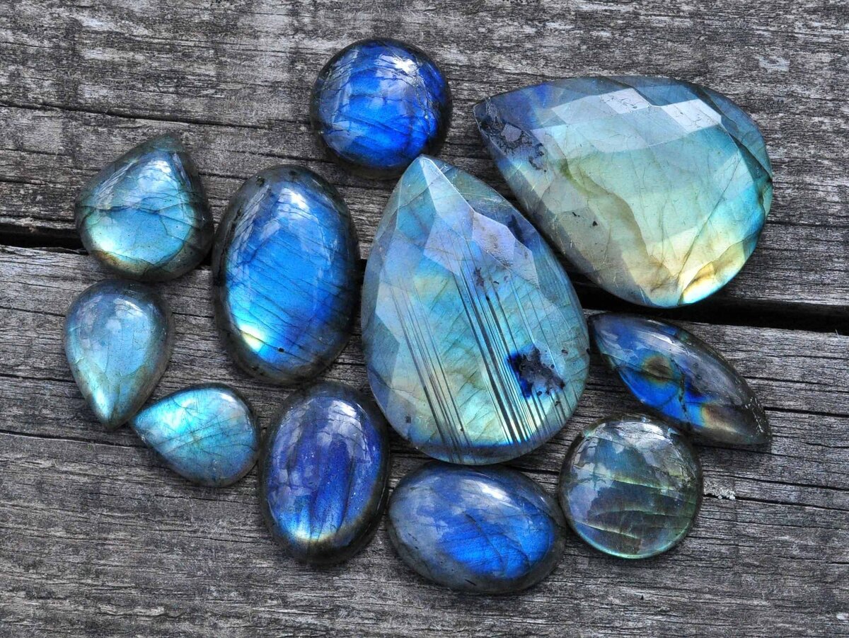 Кристаллы лабрадора. Фото из открытых источников