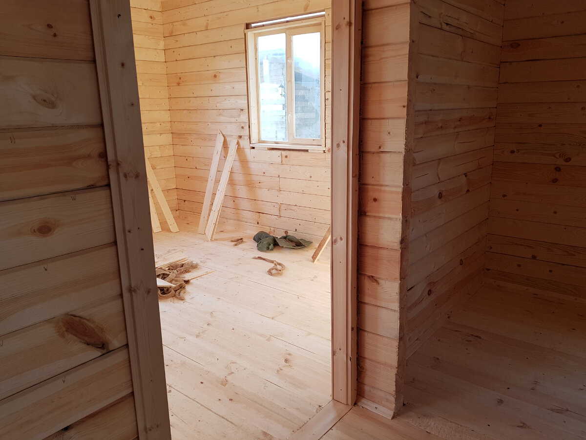 Дверной проем, который справа. 