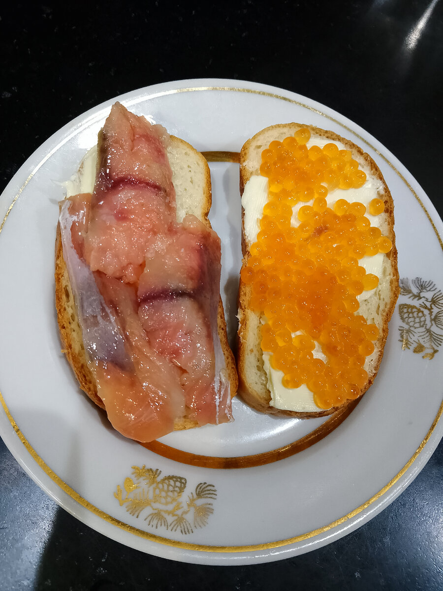 Бутер с горбушей и красной икрой горбуши