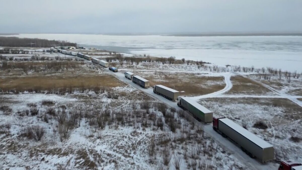 Некоторые автомобилисты - и дальнобойщики, и местные жители на легковушках - простояли в пробке на переправе от суток до трех суток. Фото "Евразия. Новости"