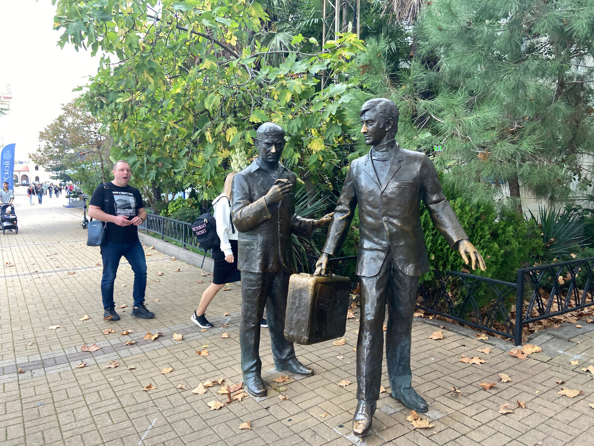 Не знаю, зачем люди трут носы этим статуям?