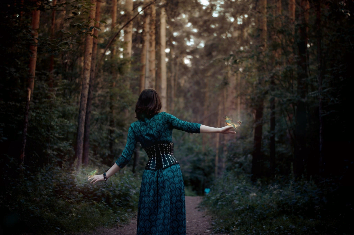 Загадочный это. Девушка в лесу. Загадочная фотосессия в лесу. Девушка в лесу мистика. Загадочная девушка в лесу