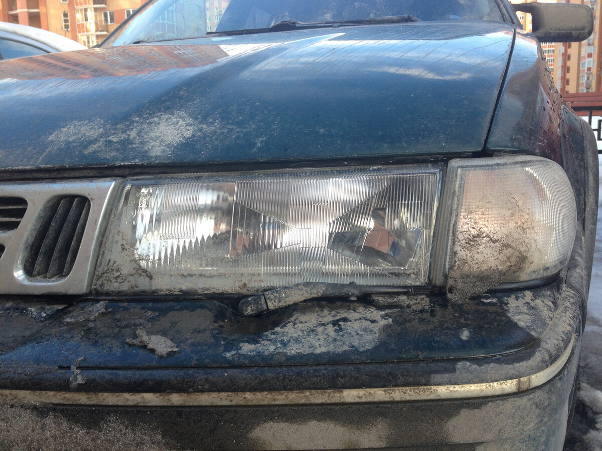 После очередной поездки в межсезонье. Работа фароочистителей м омывателями. Стекло даже пальцем не трогал, сфоткал как есть по приезду.