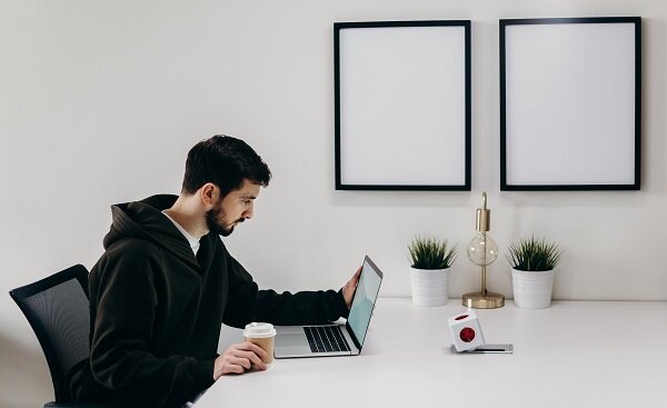 Фотограф: cottonbro studio: https://www.pexels.com/ru-ru/photo/apple-4065158/