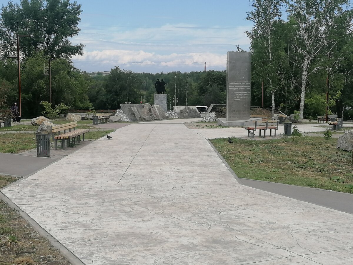 Бульвар Парижской коммуны. То есть самая маленькая его часть. Кто это там вдалеке? Карл Маркс и Фридрих Энгельс. НЕчасто сейчас встретишь им памятники.