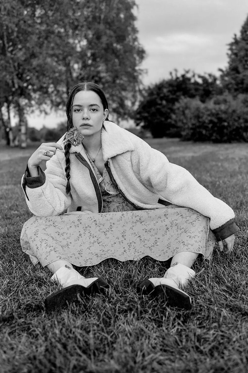 Платье, Masterpiece; дубленка, FreedomTag; сапоги, Ekonika    
Кулон на цепочке, серьги и кольцо — все ювелирный дом Roman Nikonov📷
