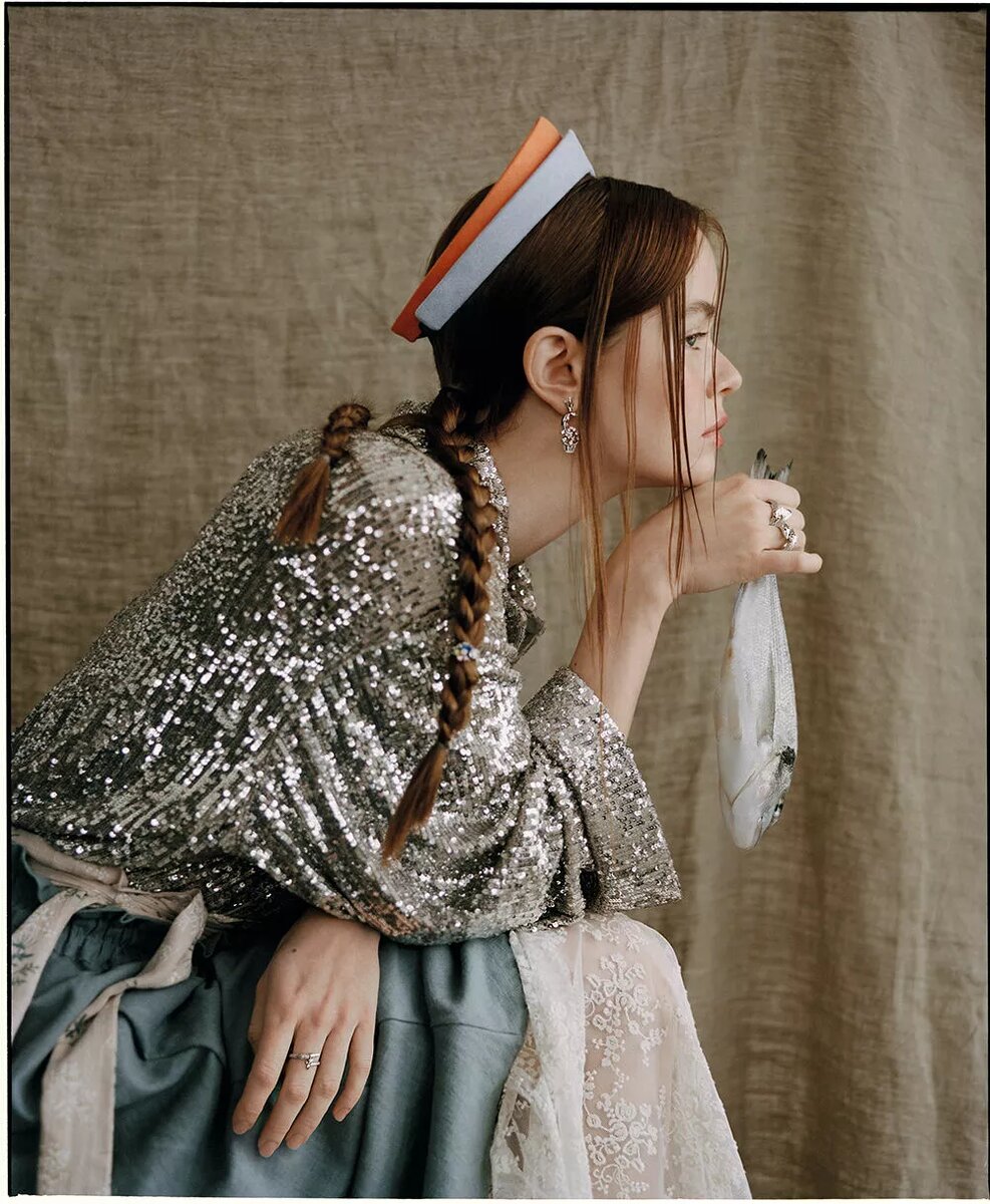 Кокошники, Сoko; жакет, Alena Akhmadullina; серьги, кольца, серьги, надетые как украшения на косы — все ювелирный дом Roman Nikonov   
Юбка, Country Textile; юбка из кружева, Masterpiece📷
