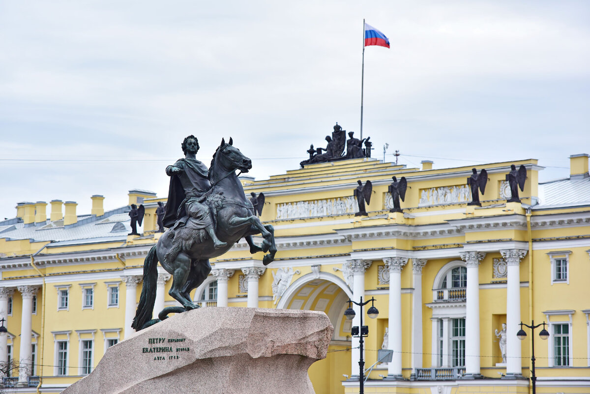 Император санкт петербург. Мраморный дворец в Санкт-Петербурге и медный всадник. Петр Император в Санкт Петербурге. Памятник бронза императору. Какой памятник императора находится за границей фото.