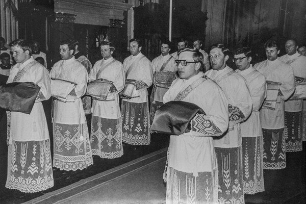 Католические священнослужители. Первый справа – Т. Кондрусевич (Источник: https://vgr.by/wp-content/uploads/2018/05/2018_19_odelsk-3.jpg).
