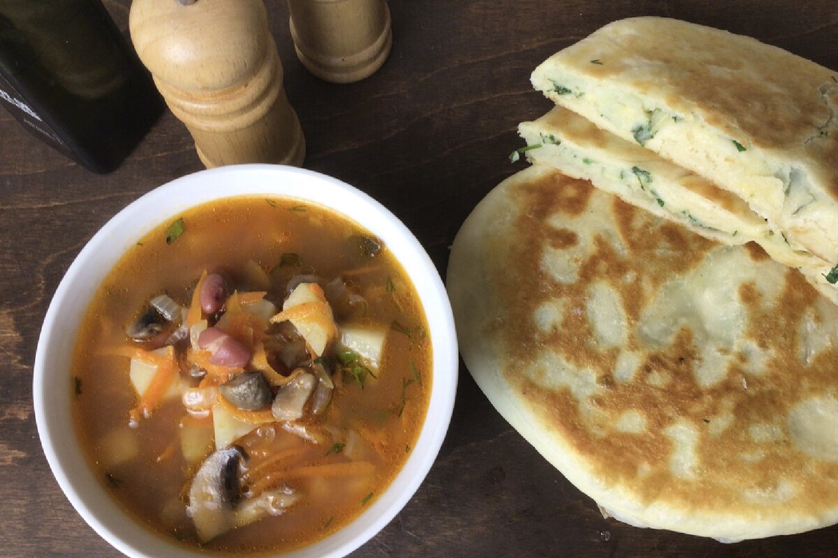 Готовый борщ с лепёшками. Фото автора 