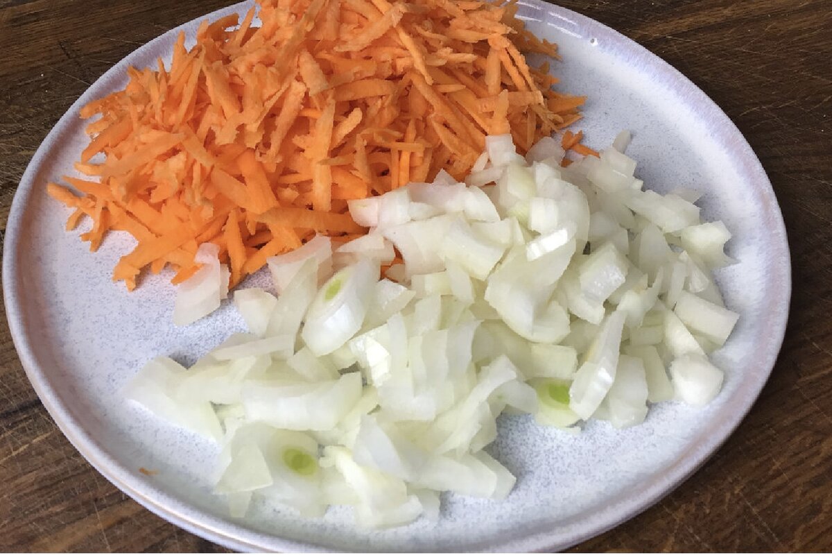 Нарезали морковь и лук. Фото автора 