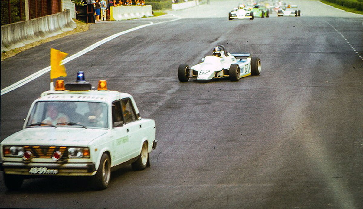 Гонка Формулы 3 и Формулы Восток на трассе в Бикерниеки в Риге (Впереди пелотона едет машина безопасности сделанная из ВАЗ 2105)