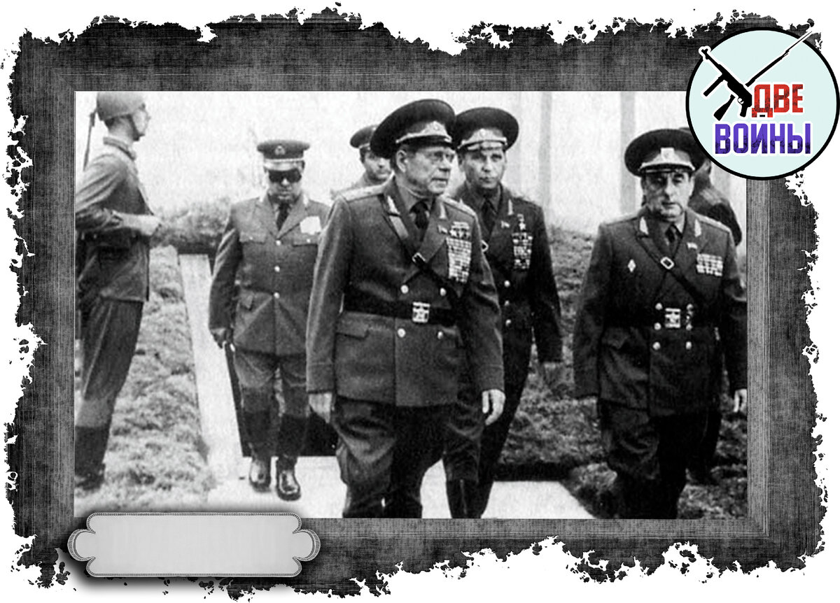 Огарков (в центре, идёт позади Устинова) на учениях «Щит-82». Фото в свободном доступе.