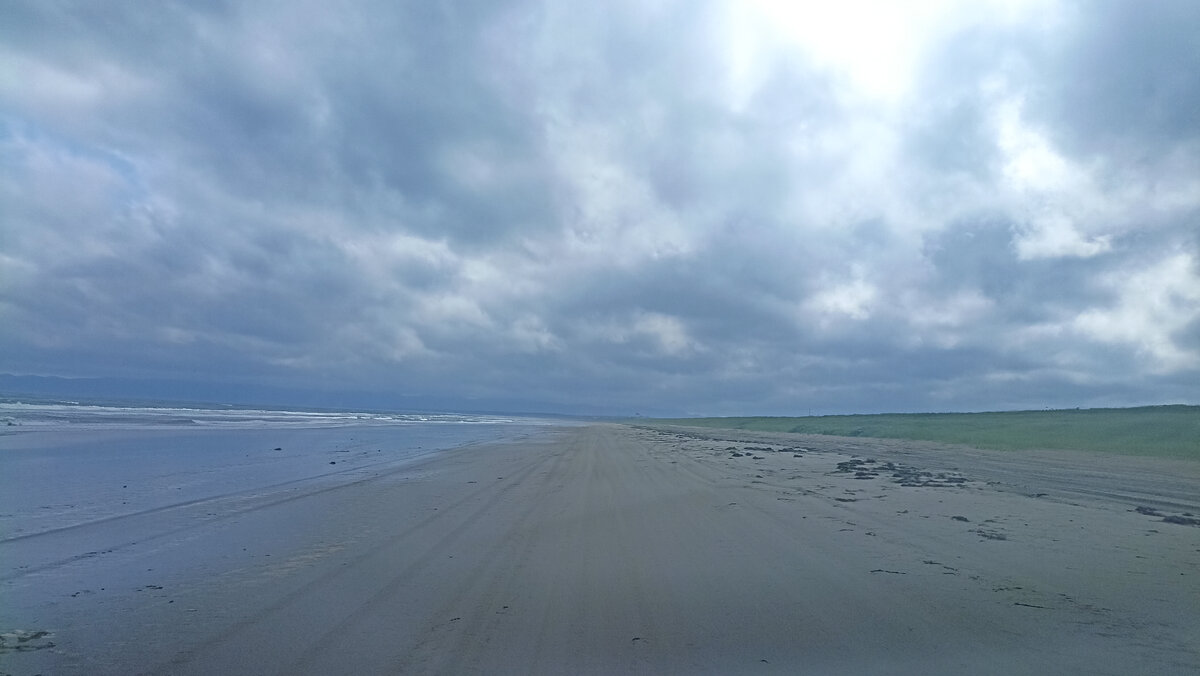 Едем вдоль моря по пляжу