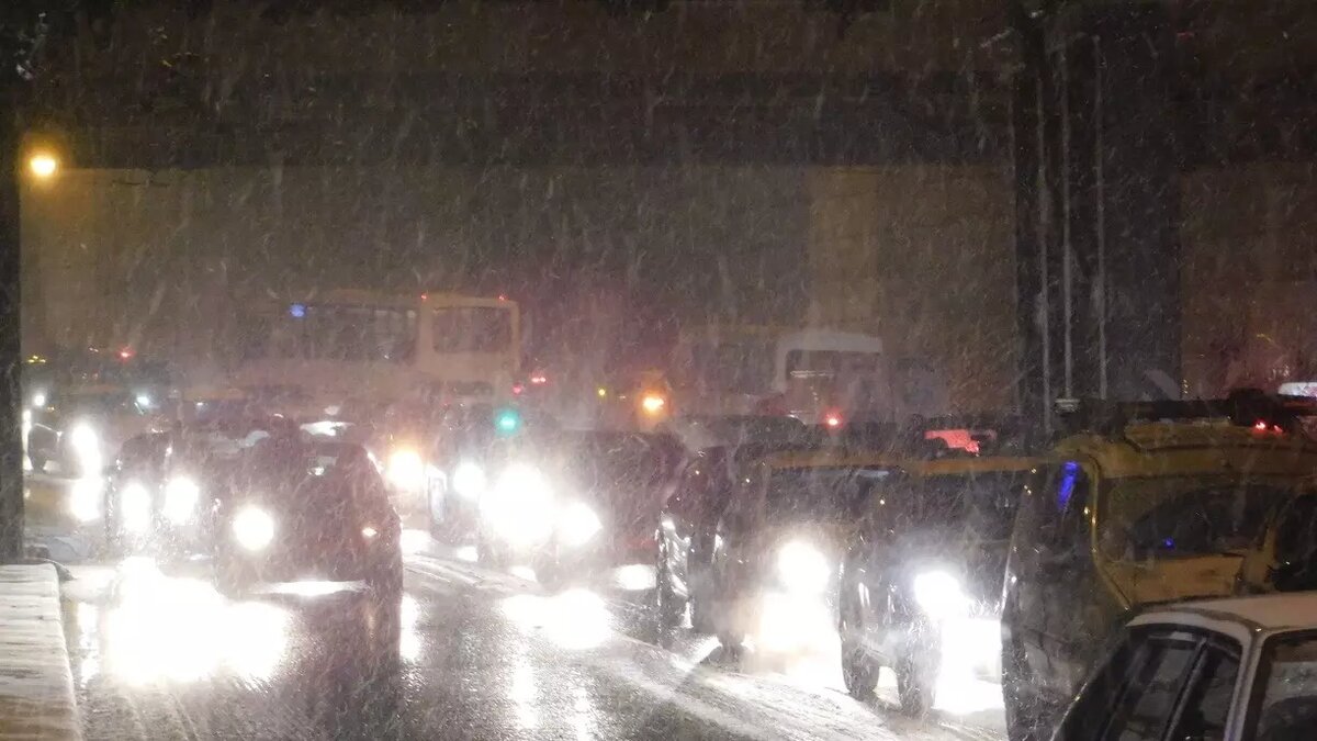     В краевом управлении ГИБДД сообщают об аварии с тремя пострадавшими в одном из округов Ставрополья. Движение на дороге очень медленное, в том числе из-за зевак.