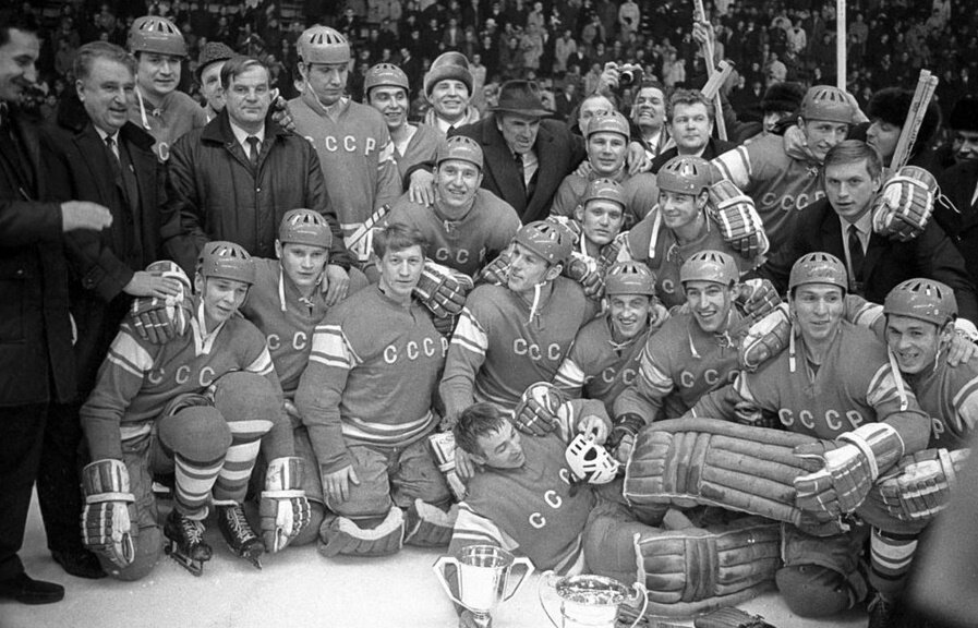 Советский спорт хоккей. Тренер сборной СССР по хоккею Харламова. Хоккей Михайлов Петров Харламов. Тарасов тренер по хоккею и Харламов. 1973 Михайлов Петров Харламов.
