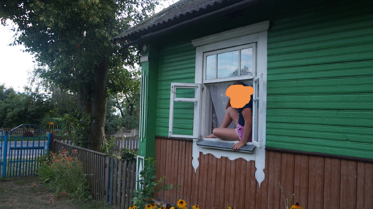 2016 год. Родительский дом моего отца. Спасибо тете, что сохранила его таким, какой он был в моем детстве. А на подоконнике моя старшая дочь. 