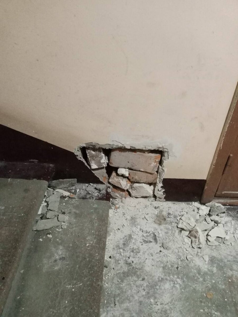 Отверстие в стене с прошлого доступа к трубам