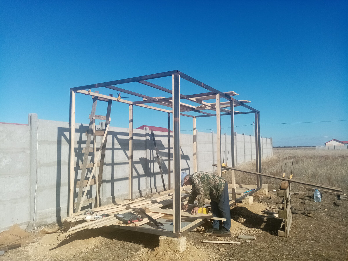 13 ч. 27 мин. помимо поперечин приварили правую стойку для двери